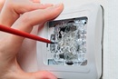 Jak chronić domowy sprzęt elektroniczny przed skutkami przepięć?